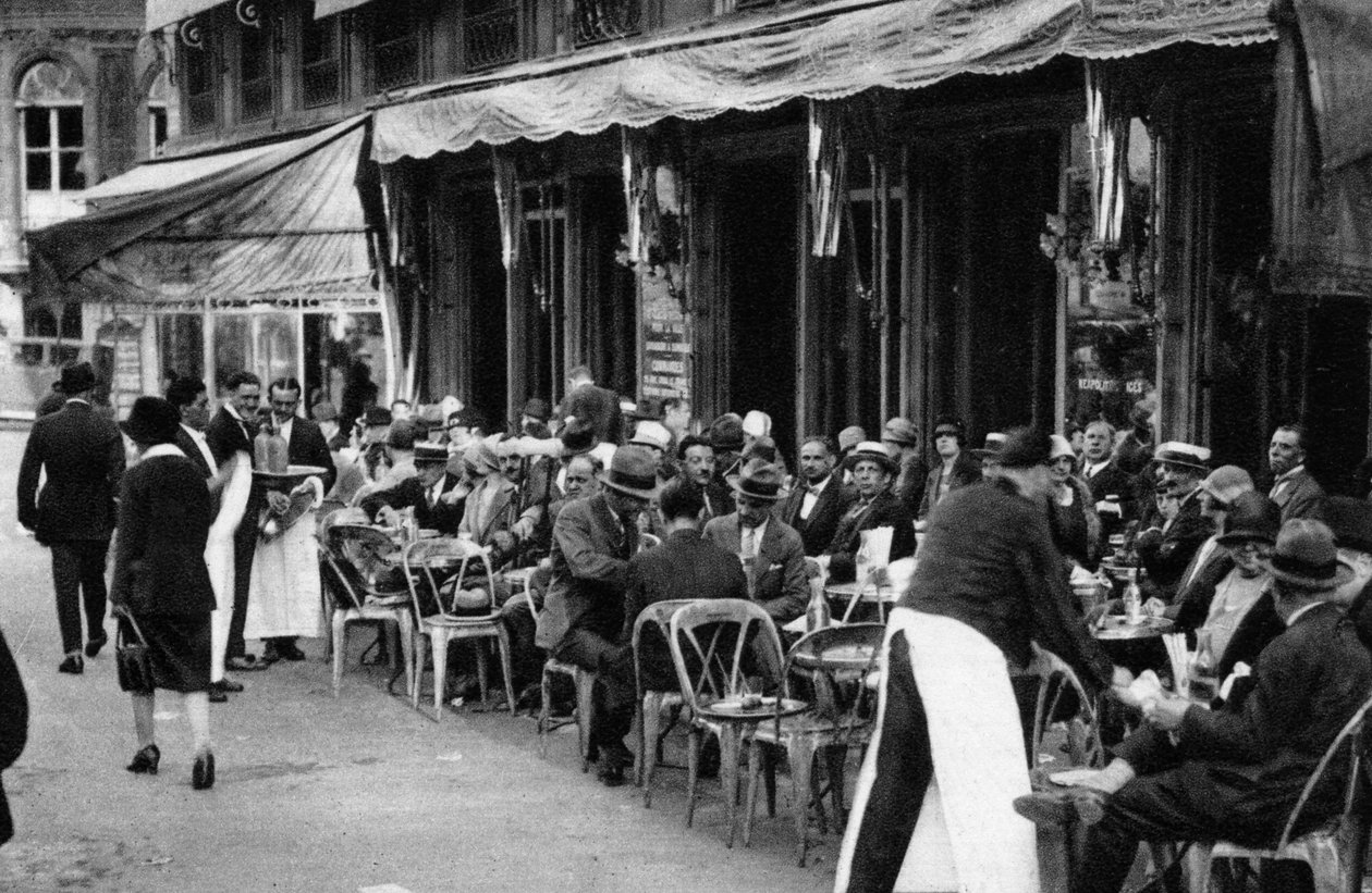 Människor på ett välkänt parisiskt trottoarkafé, 1931 av Ernest Flammarion