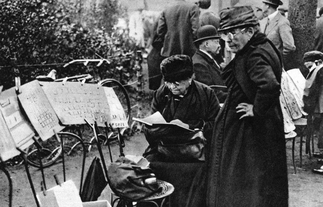 Frimärksförsäljare på Champs Elysees, Paris, 1931. av Ernest Flammarion