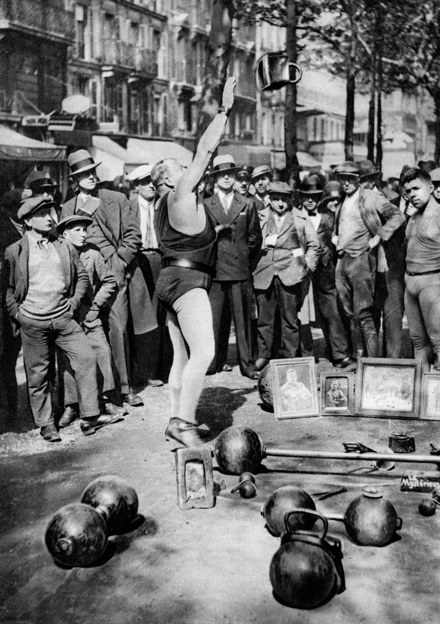 Strongman jonglerar med vikter, Paris, 1931. av Ernest Flammarion