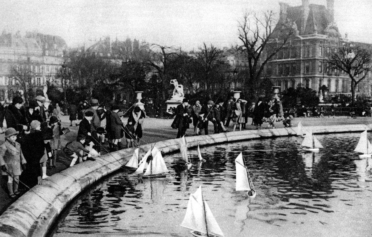 Leksaksbåtar vid Tuilerierna, Paris, 1931. av Ernest Flammarion