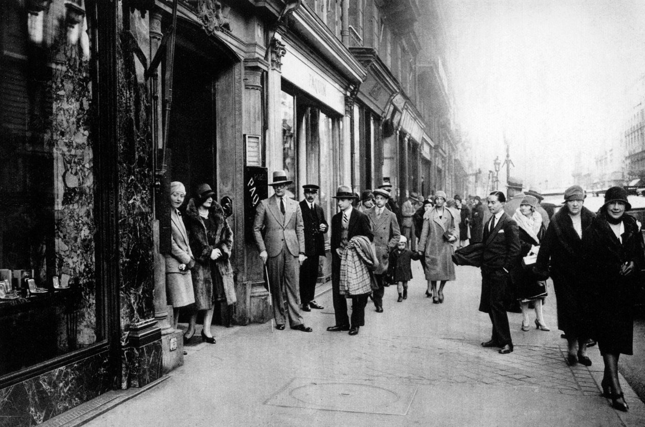 Väntar på att sömmerskor ska lämna jobbet, Paris, 1931. av Ernest Flammarion