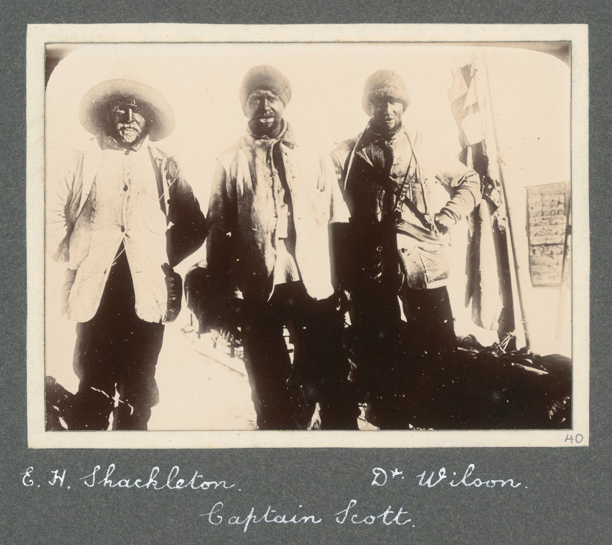 Ett gruppfoto av Shackleton, kapten Scott och dr Wilson på väg tillbaka till Discovery efter försöket att nå Sydpolen. Från album av Sir Ernest Henry Shackleton med titeln National Antarctic Expedition (1901-1903) av Ernest Henry Shackleton