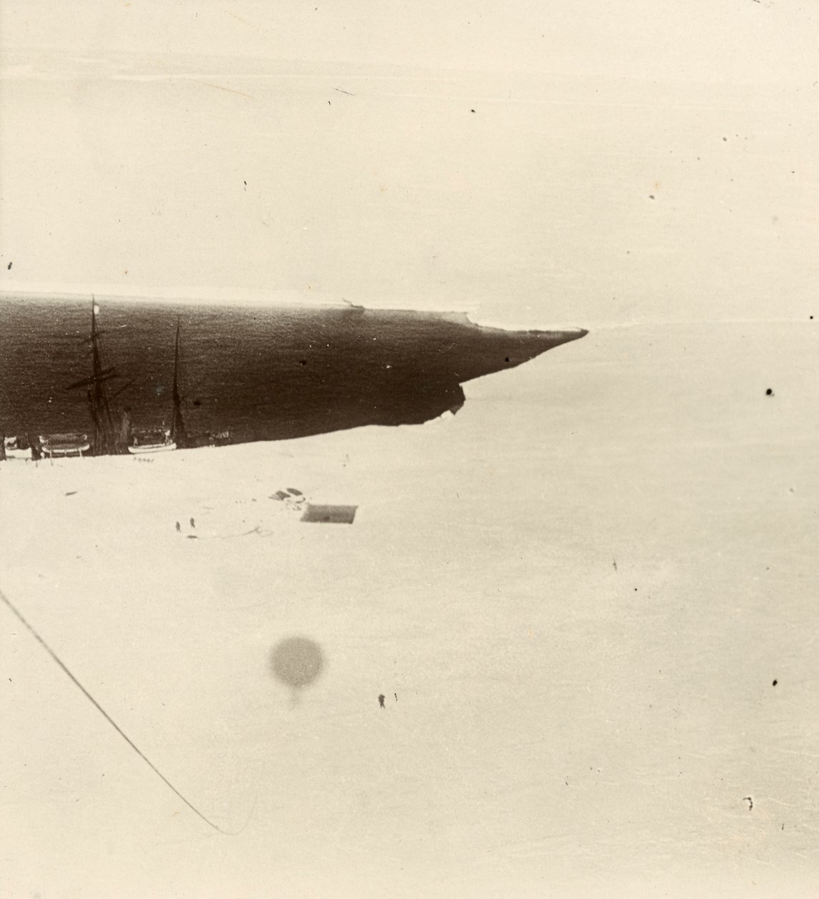 Tittar ner från ballongen på platån. Från album av Sir Ernest Henry Shackleton med titeln National Antarctic Expedition (1901-1903) av Ernest Henry Shackleton