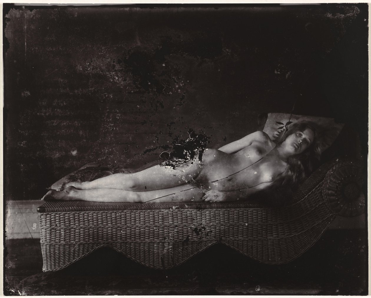 Naken kvinna på en schäslong Flicka på flätad schäslong, New Orleans (titel på objekt) av Ernest James Bellocq