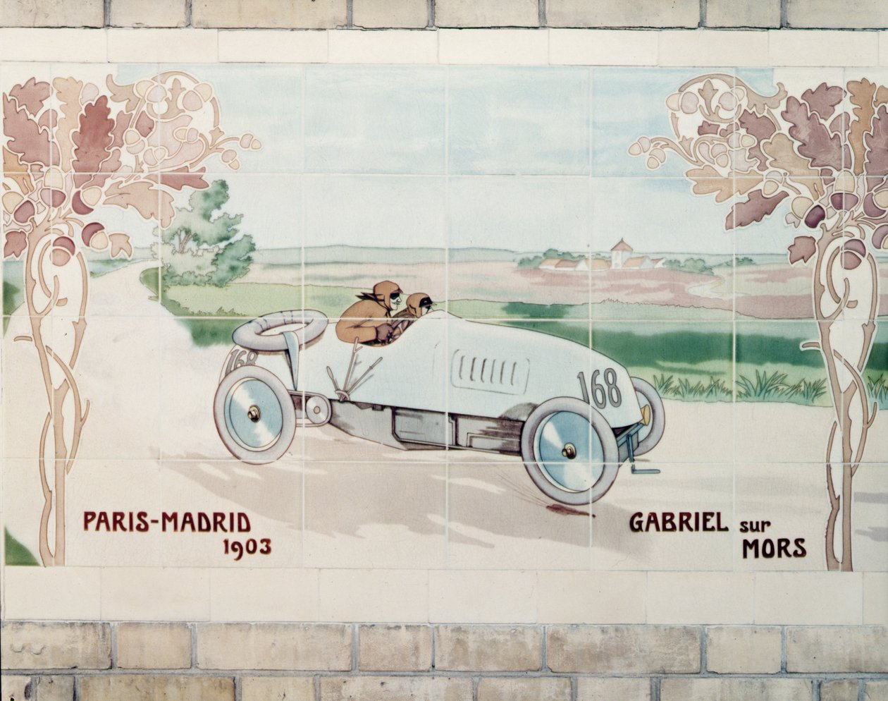 Gabriel kör en Mors-bil i loppet Paris-Madrid 1903, känt som Dödsloppet: keramiska plattor tillverkade av Gilardoni Fils et Cie i Paris, efter en ritning av Ernest Montaut (1878-1909) av Ernest Montaut