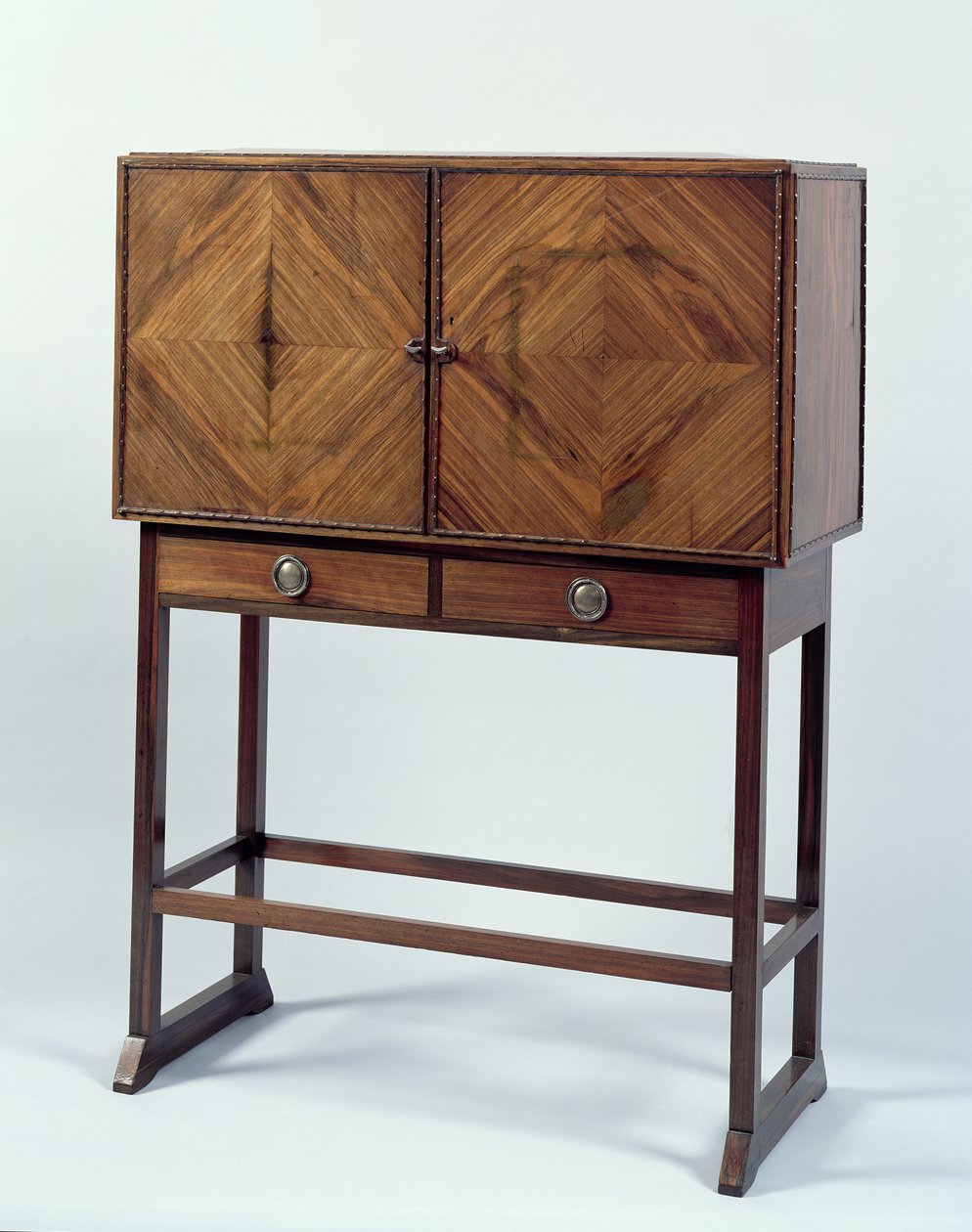 Skåp, ca 1902 (rosenträ med macassar ebenholts & satinwood faner) (se även 283797) av Ernest William Gimson