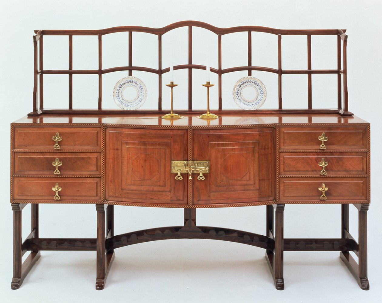 Skänk med tallriksställ, 1915 (valnöt) av Ernest William Gimson