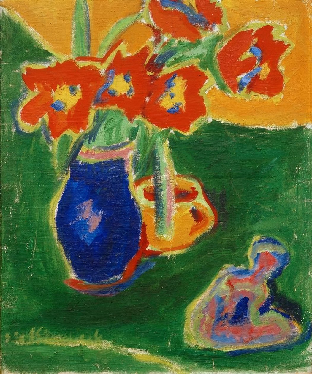 Röda tulpaner i blå vas med skulptur av Ernst Ludwig Kirchner