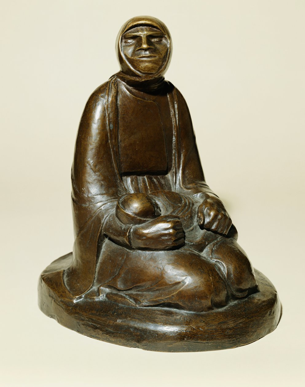 Beggar Woman with a Child (Blind tiggare med ett barn); Bettlerin mit Kind (Blinde Bettlerin mit Kind), tänkt 1907 och gjuten 1930 (brons med brun patina) av Ernst Barlach
