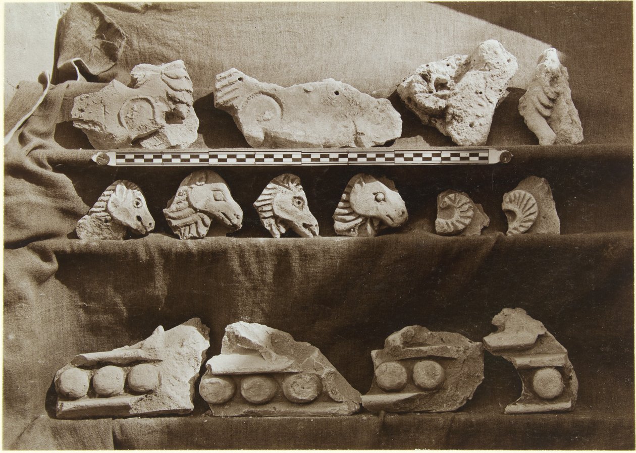 Utgrävning av Samarra (Irak): Fragment av en fris med kamelfigurer, från kalifens palats (Dar al-Khilafa, Jawsaq al-Khaqani, Bayt al-Khalifah), Liten Serdab, ca 1911-13 (s/v) Foto) av Ernst Herzfeld