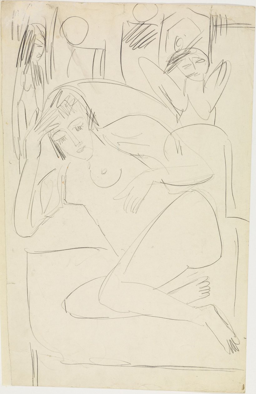 En kvinnlig akt som sitter hopkrupen i en fåtölj tillsammans med träfigurer av Ernst Ludwig Kirchner