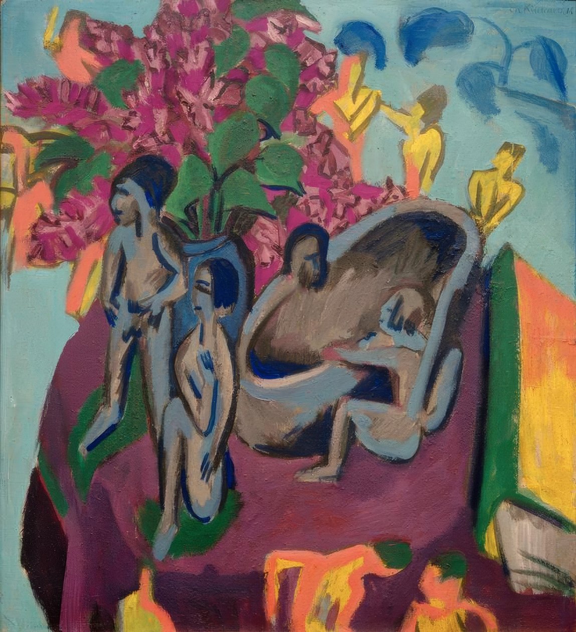 Stilleben med skulpturer och blommor av Ernst Ludwig Kirchner