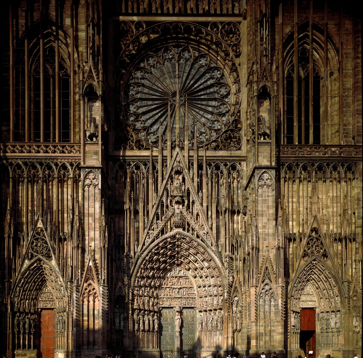 Gotisk konst: utsikt från en av portalerna Cathedrale Notre Dame de Strasbourg, byggd på 1200-talet av Erwin von Steinbach. (Nedre Rhen) av Erwin von Steinbach