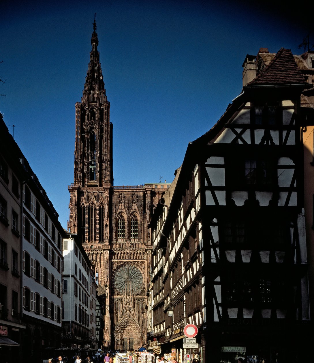 Gotisk konst: utsikt från en av portalerna Cathedrale Notre Dame de Strasbourg, byggd på 1200-talet av Erwin von Steinbach. (Nedre Rhen) av Erwin von Steinbach
