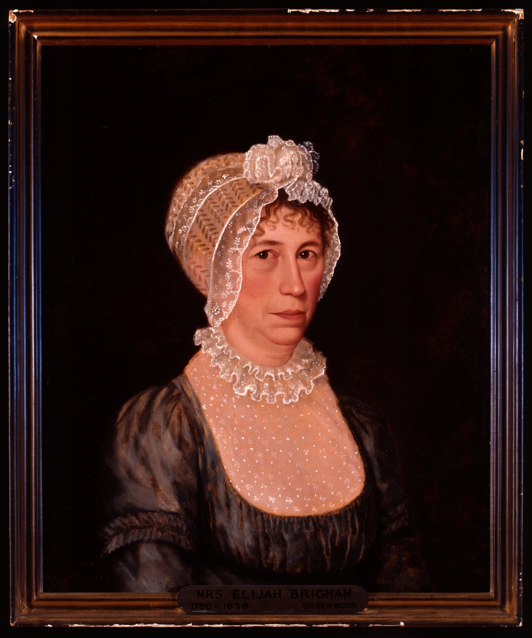 Halvlångt porträtt av Sarah Ward Brigham klädd i en lågt skuren klänning med spetsdetalj och en spetshuva av Ethan Allen Greenwood