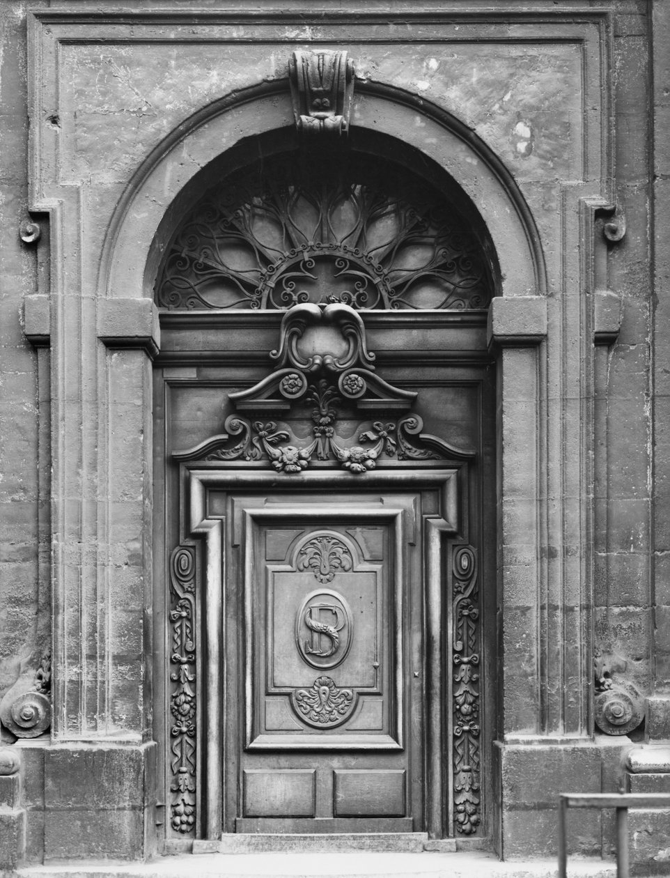 Vy över fasaden av kyrkan Saint-Paul-Saint-Louis, Paris, östportalen, 1627-41 av Etienne and Derand, F. Martellange