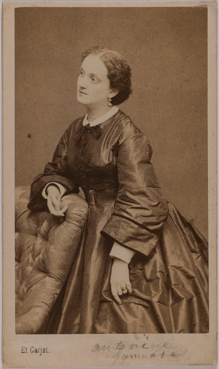 Porträtt av Antonine (Marie Pélissé, kallad), 1836-1900, skådespelerska av Etienne Carjat