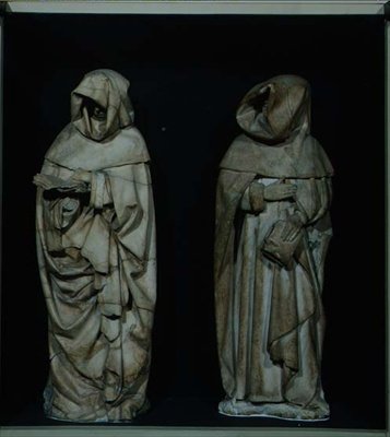 Två sörjande, från graven av Duc de Berry i Bourges katedral av Etienne and Mosselmann Paul (fl.1467) Bobillet