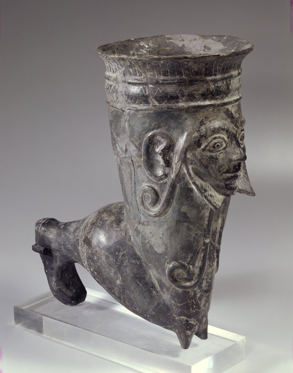 Bucchero-kärl i form av ett ben med skulpterat ansikte, etruskisk tid, andra hälften av 600-talet f.Kr. (keramik) av Etruscan