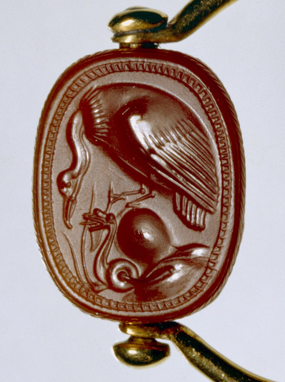 Etruskisk guldring med karneolskarabé som ram föreställande en gam som hotar en orm (guld och karneol) av Etruscan