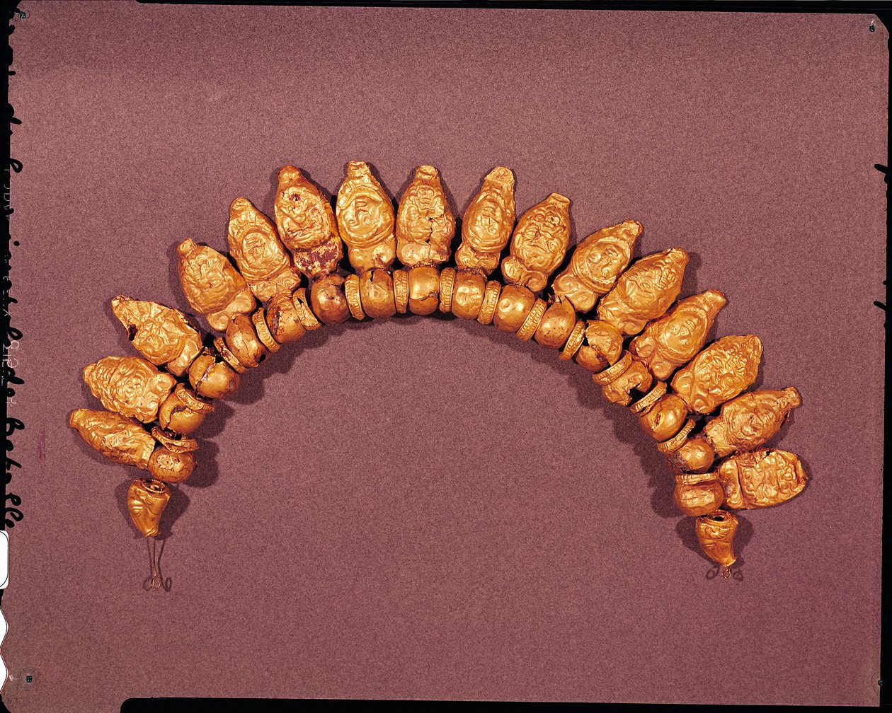 Halsband med masker av maenader och Silenus, 500-400-talet f.Kr. (guld) av Etruscan