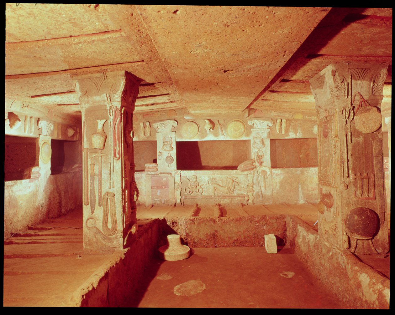 Utsikt över det inre av graven, Necropolis av Banditaccia av Etruscan