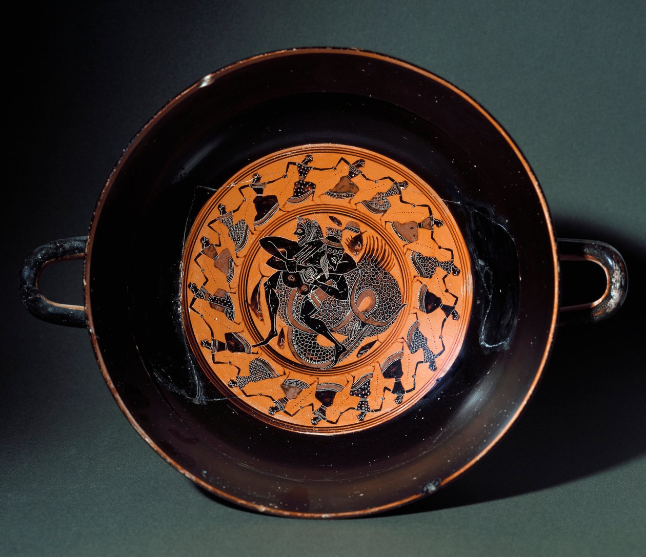 Antik etruskisk: terrakottakopp som representerar kampen mellan Hercules och marinmonstret Triton. Från Tarquinia. 550 f.Kr. Tarquinia, Museo Archeologico av Etruscan