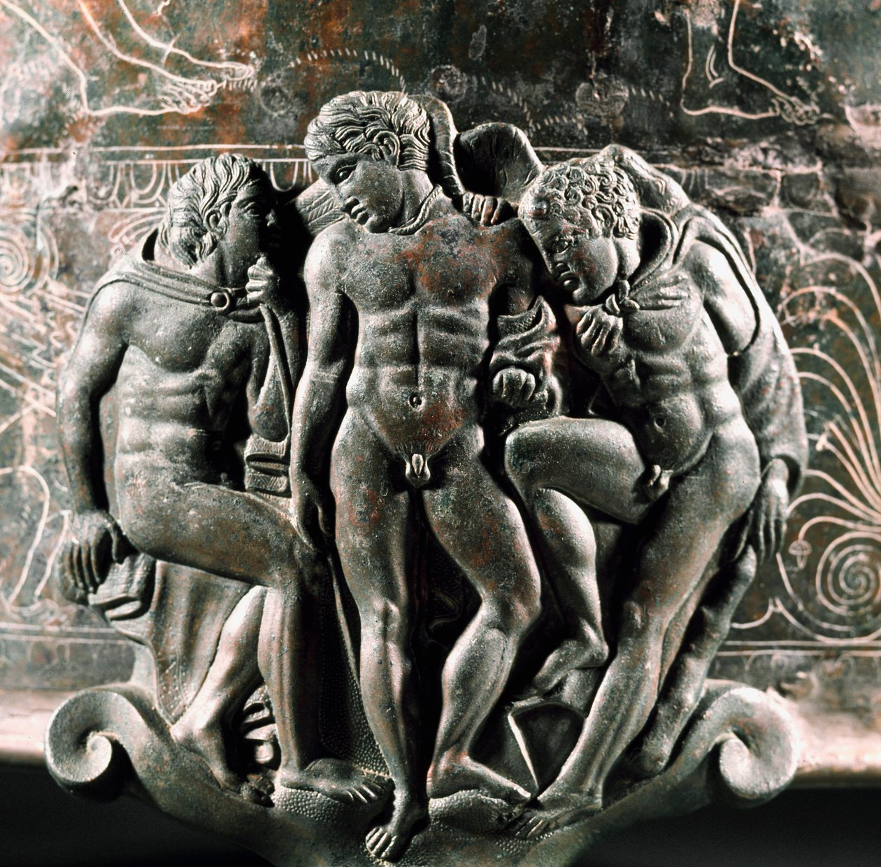 Etruskisk konst: detalj av foten av brons Ficoroni Cistus som representerar Hercules, Iolaos och Eros mellan dem. Från Preneste (Palestrina). 340 f.Kr. Museo Nazionale di Villa Giulia, Rom av Etruscan