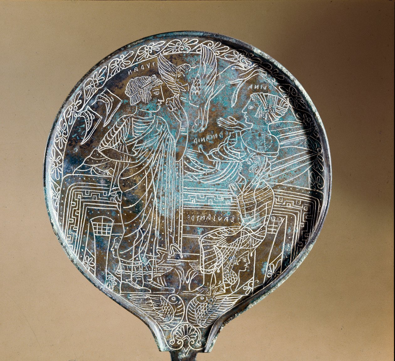 Etruskisk konst: spegelbaksida i brons: Afrodite övertalade Helene att följa Paris till Troja. 500-talet f.Kr. Rom, Museo Nazionale di Villa Giulia av Etruscan
