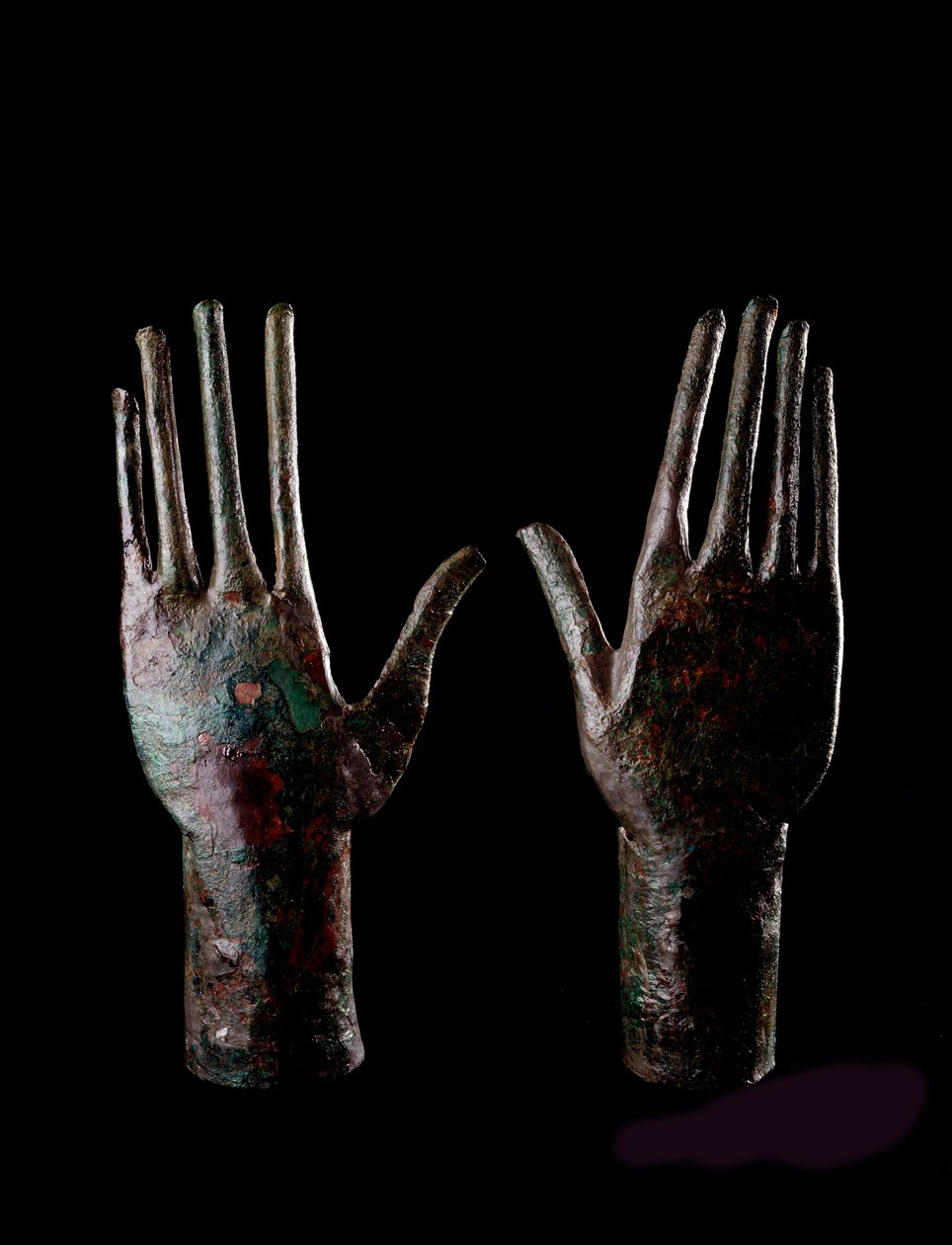 Etruskisk konst: två händer - Bronsstatyetter - 680-670 f.Kr. Dim H 23,5 cm Från graven av Carro di bronzo, Vulci av Etruscan