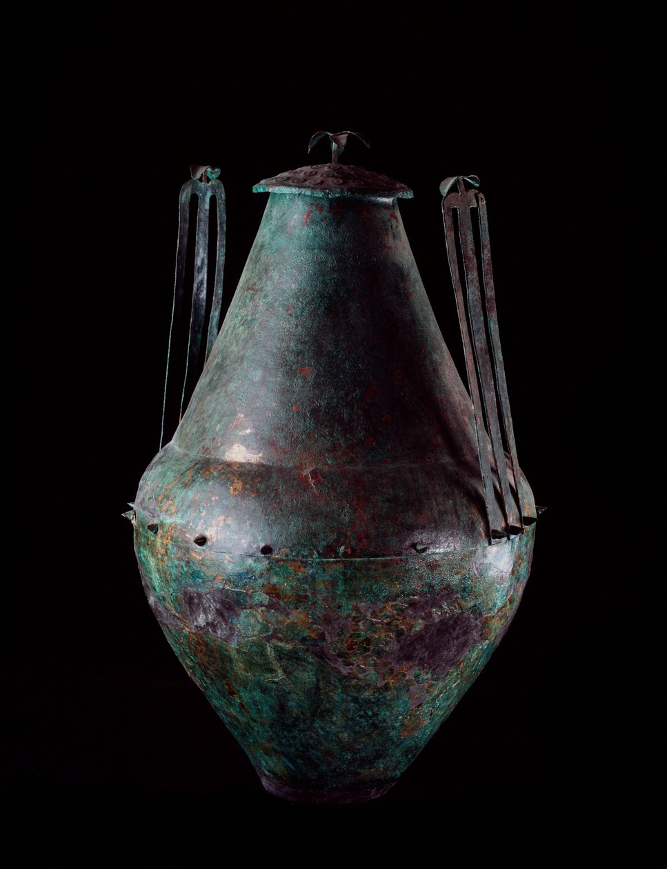 Etruskisk civilisation: bikonisk bronsvas med dubbelt handtag och lock från bronstankens grav i Vulci, 680-670 f.Kr. av Etruscan