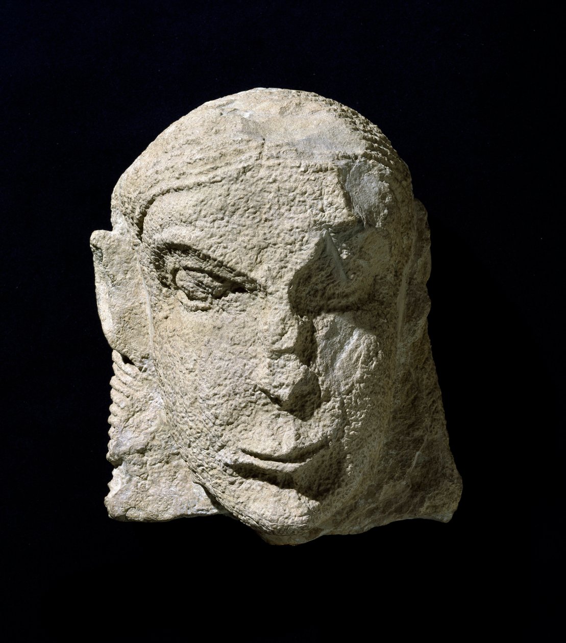Etruskisk civilisation: kalkstenskvinnas huvud. ca 650 f.Kr. Från tumulus av Pietrera di Vetulonia. Florens, Museo Archeologico av Etruscan