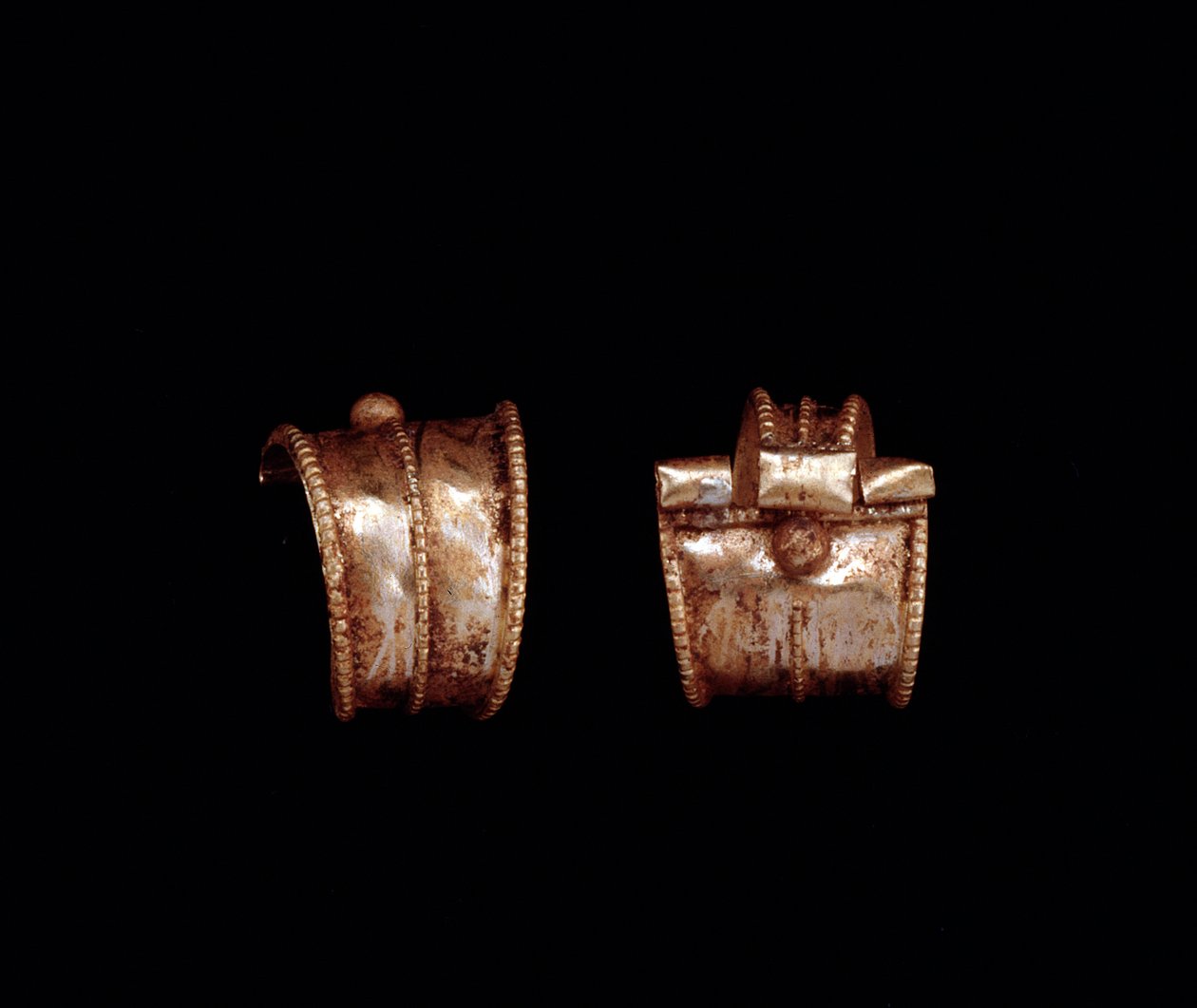 Etruskisk civilisation: ett par guldörhängen - 600-talet f.Kr. Från Pescia, nära Rom av Etruscan