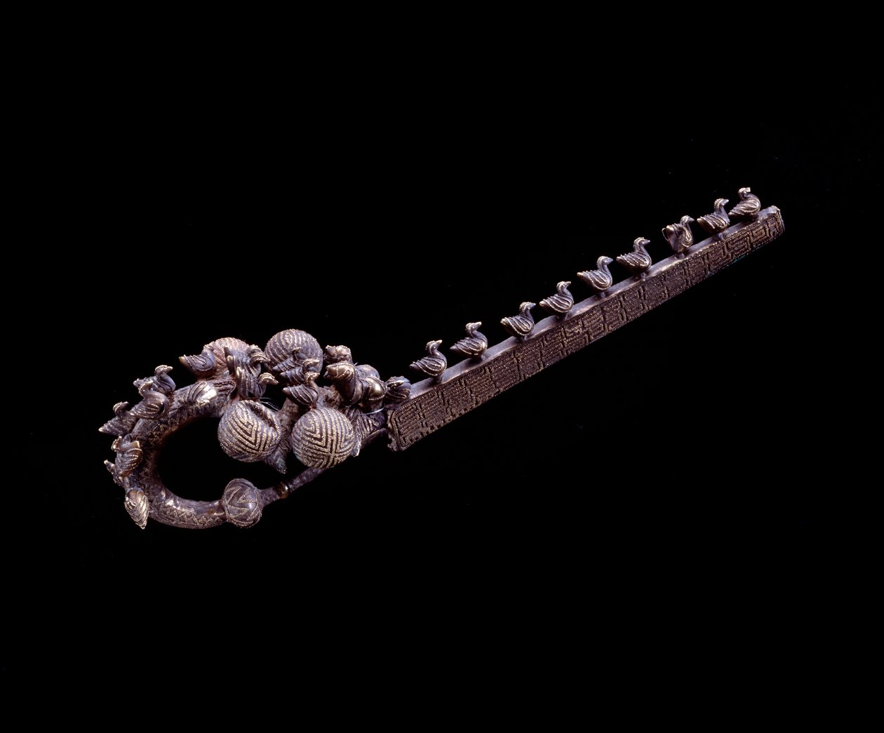 Etruskisk civilisation: silverdrakfibul från nekropolen Banditella, Marsigliana d"Albegna, Italien, 675-650 f.Kr. av Etruscan