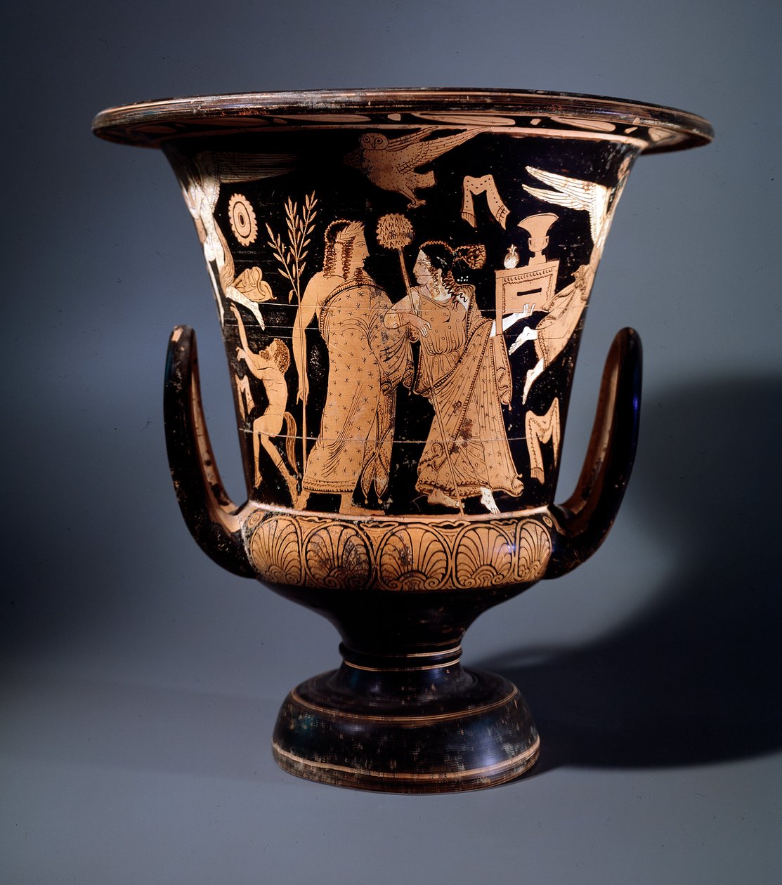 Etruskisk civilisation: terrakottakraterdekor av målaren av Nazzano representerande Apollo och en menad, 350 f.Kr. Dim 57 cm, Från platsen för Civita Castellana av Etruscan