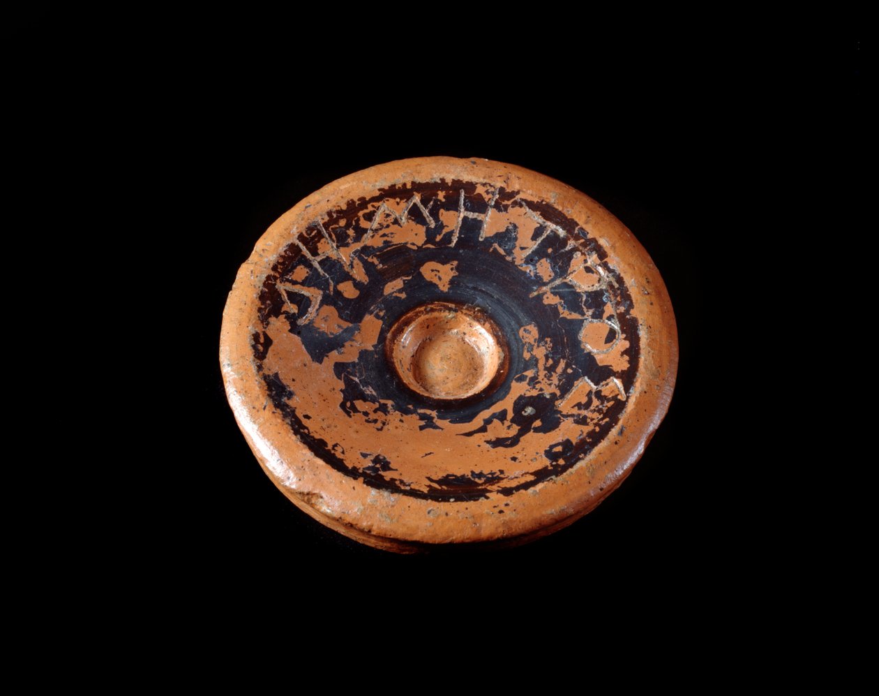 Etruskisk civilisation: terrakottaskärfragment tillägnad gudinnan Demeter 550-530 f.Kr. - Från Gravisca, Italien av Etruscan
