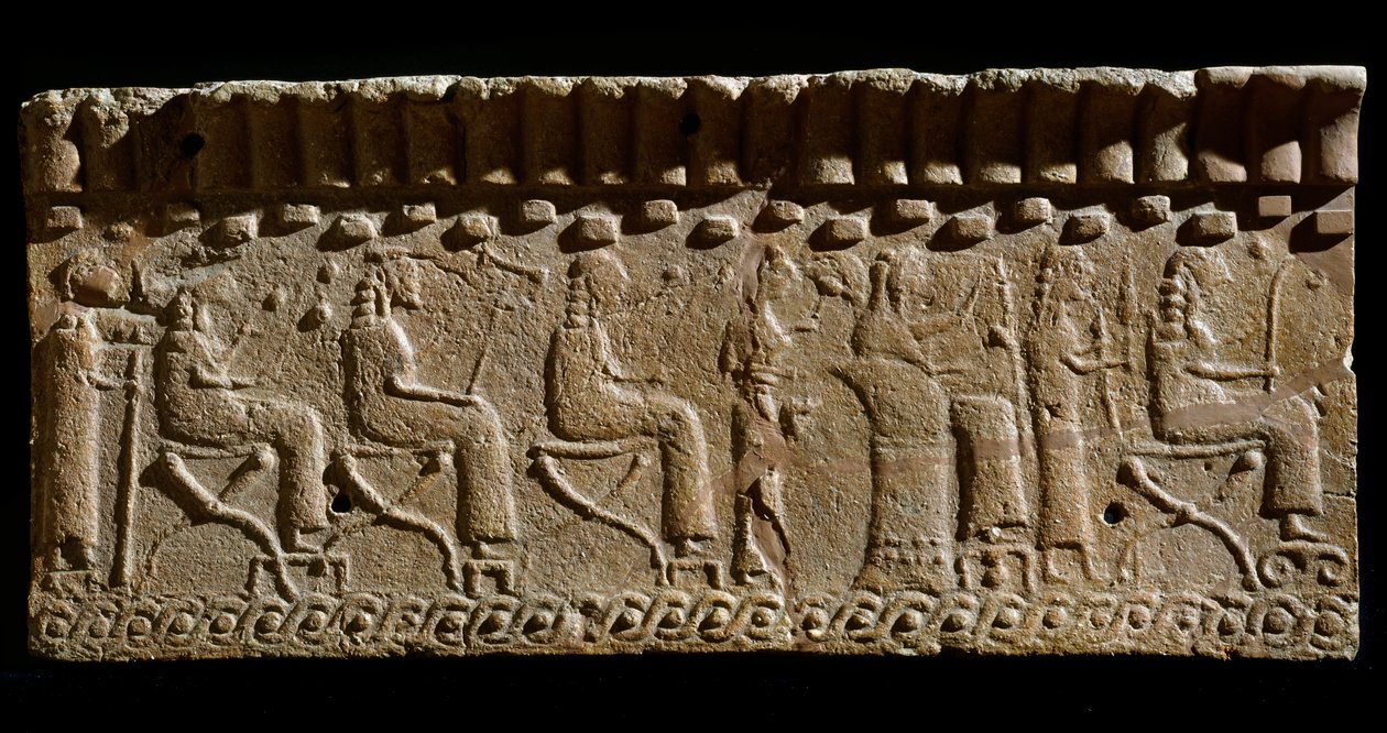 Etruskisk civilisation: terrakottafris prydd med låga reliefer av gudomliga och sittande dignitärer. 580 f.Kr. Dim. 24x54 cm. Från Murlo Palace. Murlo, Antiquarium Comunale av Etruscan