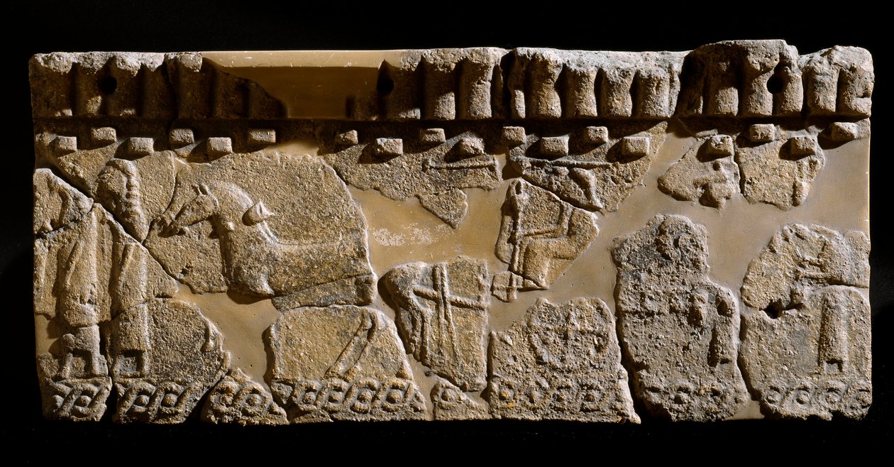 Etruskisk civilisation: terrakottafris dekorerad av en kortege. 600-talet f.Kr. Från det andra palatset i Murlo. Dämpa. 24x39 cm Murlo, Antiquarium Comunale av Etruscan