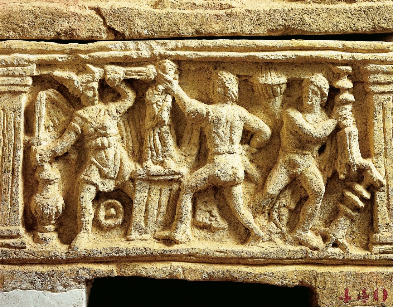 Etruskisk civilisation, tuff urna med scener av galler som plundrar tempel av Etruscan
