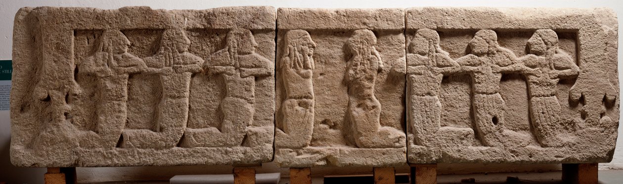 Begravningssäng gjord med tre tuffblock, 600-talet f.Kr av Etruscan