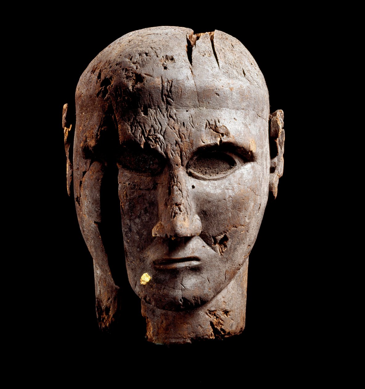 Manshuvud, träskulptur med spår av guld, 700-talet f.Kr av Etruscan