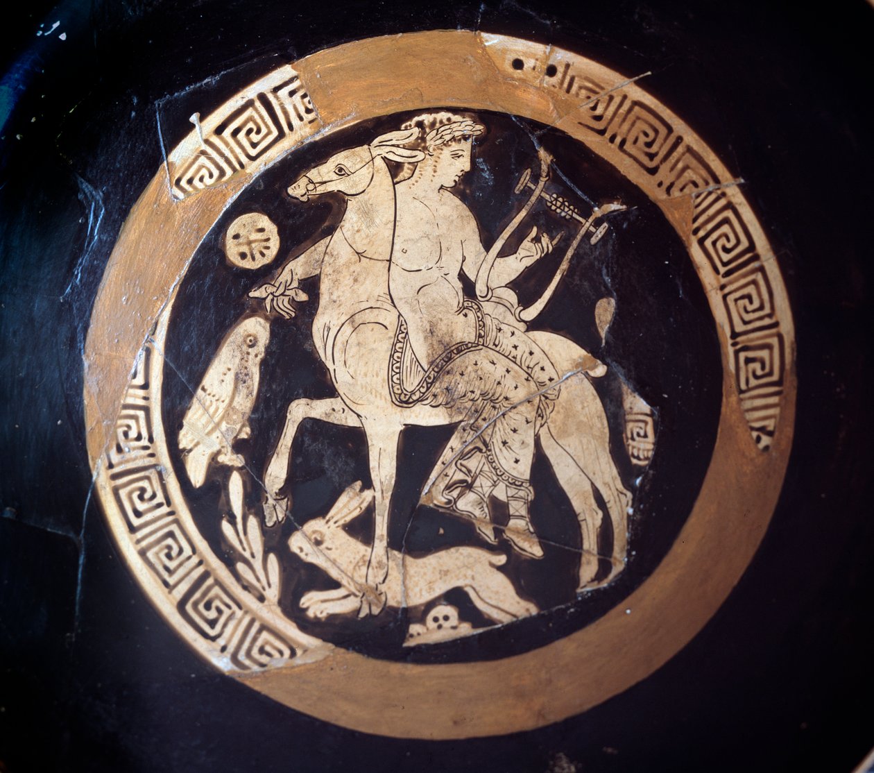Kylix med representation av Apollon på en mulett, terrakotta, 300-talet f.Kr av Etruscan