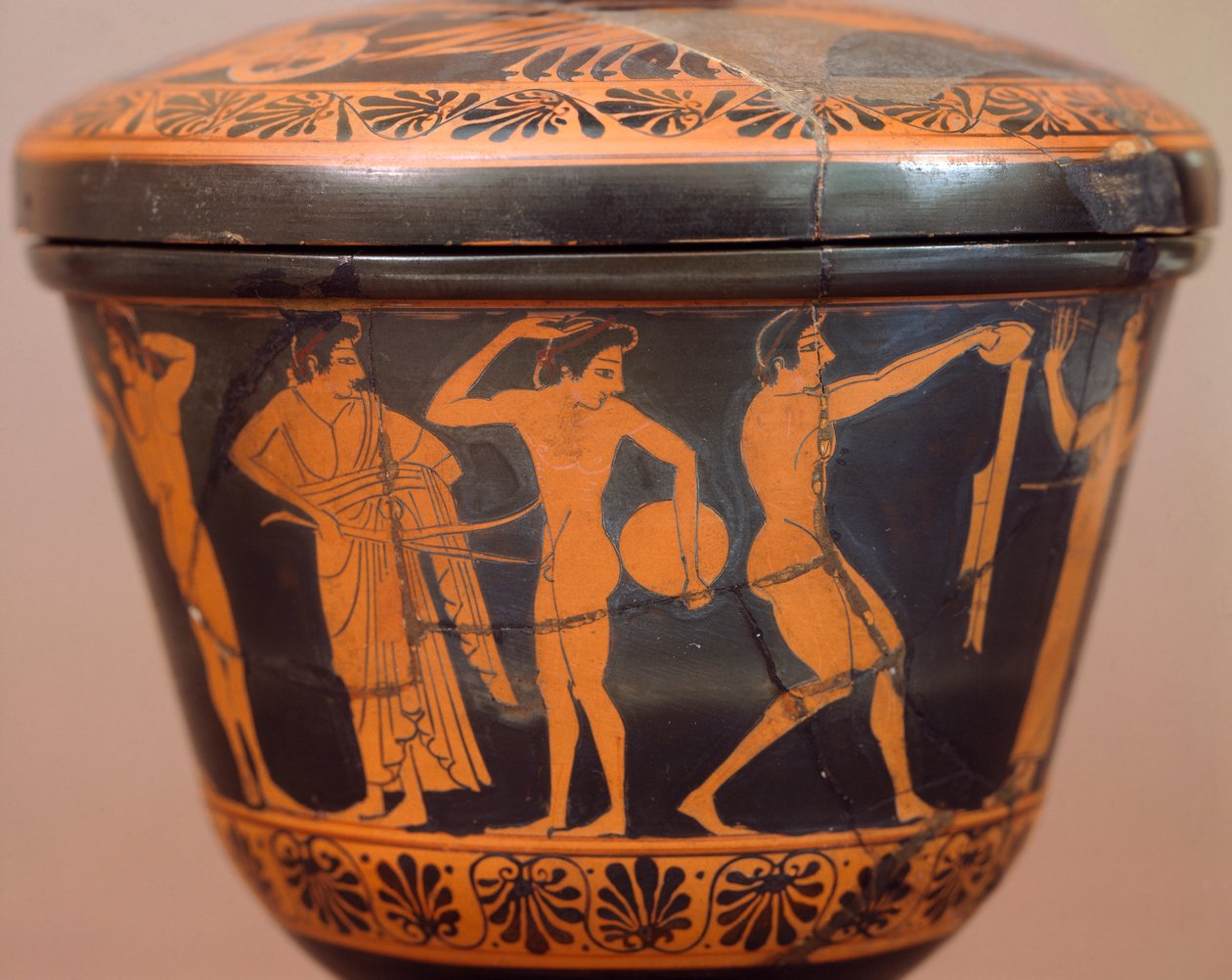 Pyxis med idrottare som utför diskus och andra grenar. Rödfigurkeramik, från Cerveteri (Lazio). Etruskisk civilisation, 400-talet f.Kr. av Etruscan