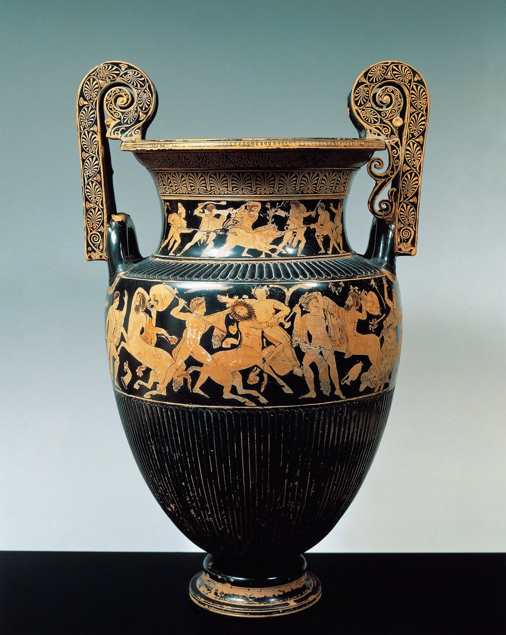 Keramik med röda figurer, attisk krater med scener av kalydoniska vildsvinsjakt och slagsmål mellan kentaurer, från den etruskiska nekropolen vid Spina, regionen Emilia Romagna, Italien av Etruscan