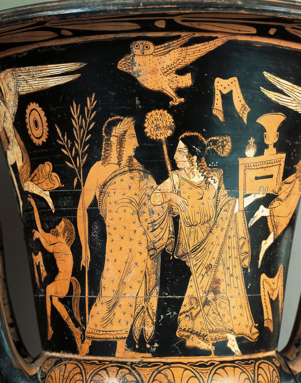Ufinyanzi wa sura nyekundu, Krater, kutoka Civita Castellana, Falerii ya kale, jimbo la Roma, Italia, maelezo, Dionysus aliyevikwa taji na Ariadnewswed av Etruscan