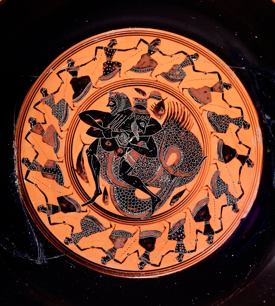 Terracotta kylix föreställande Hercules slåss med Triton, omgiven av sjutton dansande Nereider, 600-talet f.Kr. av Etruscan