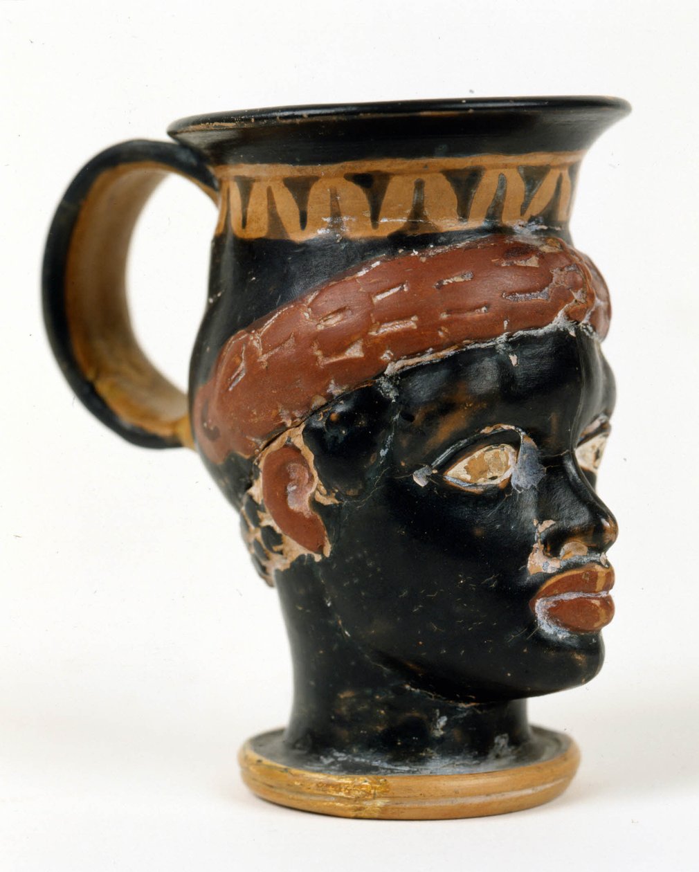 Etruskisk vas i form av ett svart manshuvud. Museo Nazionale de Tarquinia. av Etruscan Etruscan