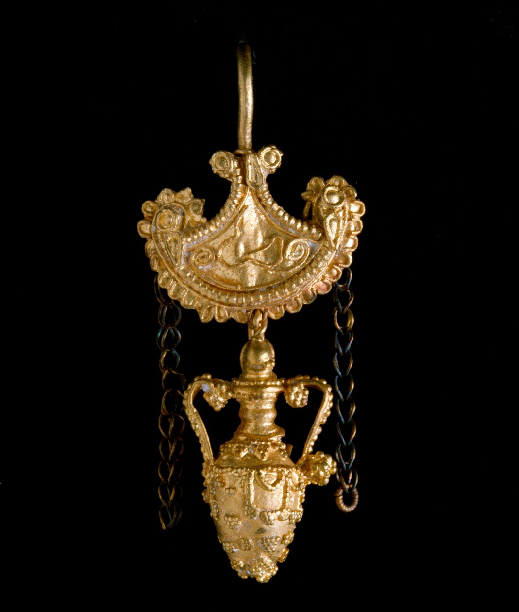 Etruskisk konst: örhänge i guld. Tredje århundradet f.Kr. Från Cerveteri. Dim. 3,4 cm Rom, Museo di Villa Giulia. av Etruscan Etruscan