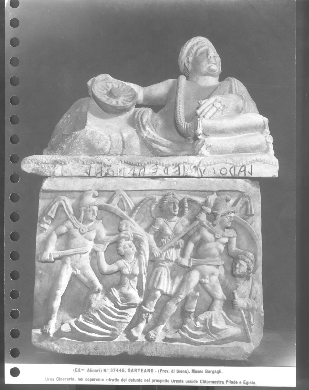 Orestes dödar Klytaimnestra och Pylades dödar Egisthe, gravurna (marmor) (svart/vitt foto) av Etruscan Etruscan