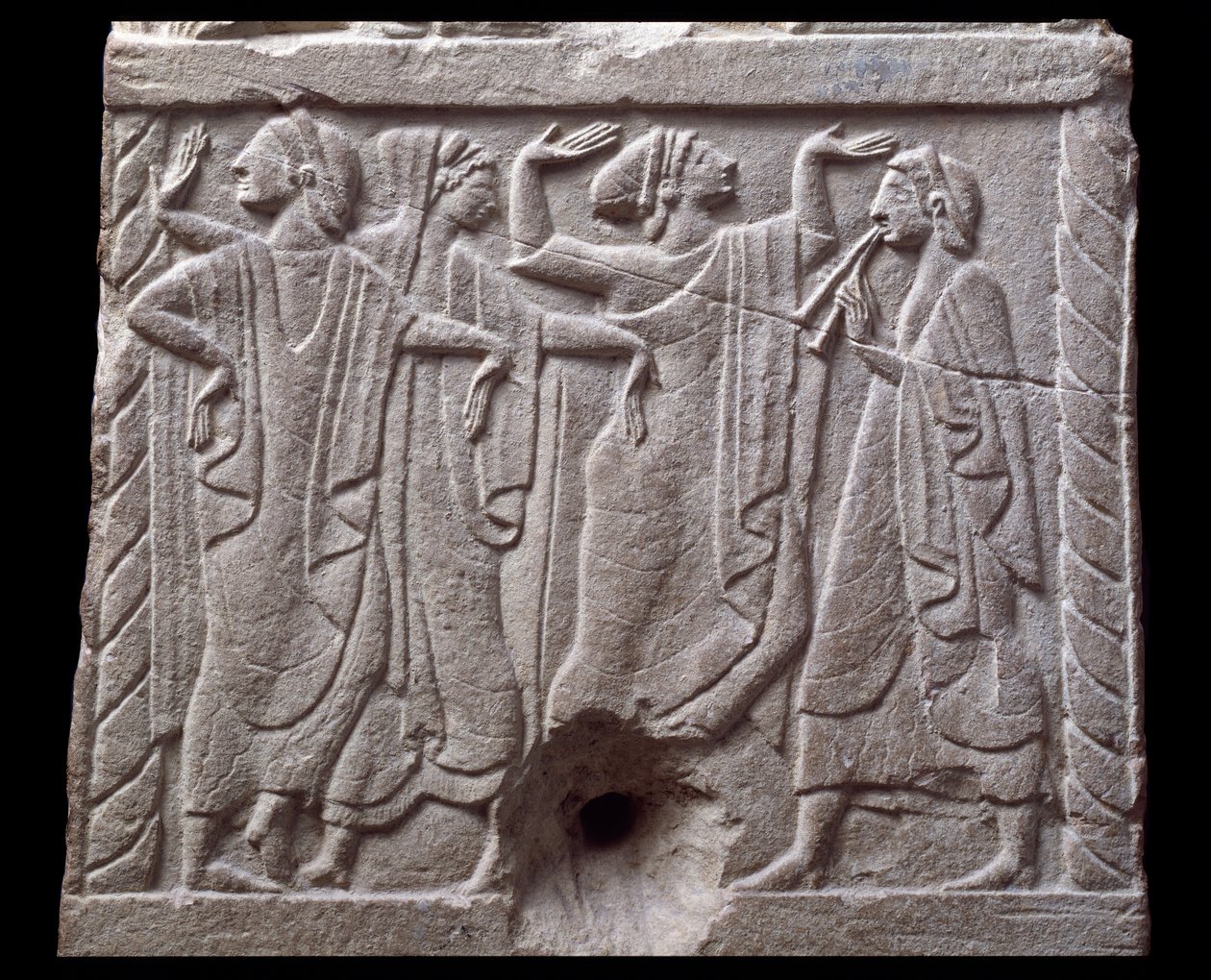 Relief med dansare från en marmormilstolpe i Chiusi, Italien, 600-talet f.Kr. av Etruscan Etruscan
